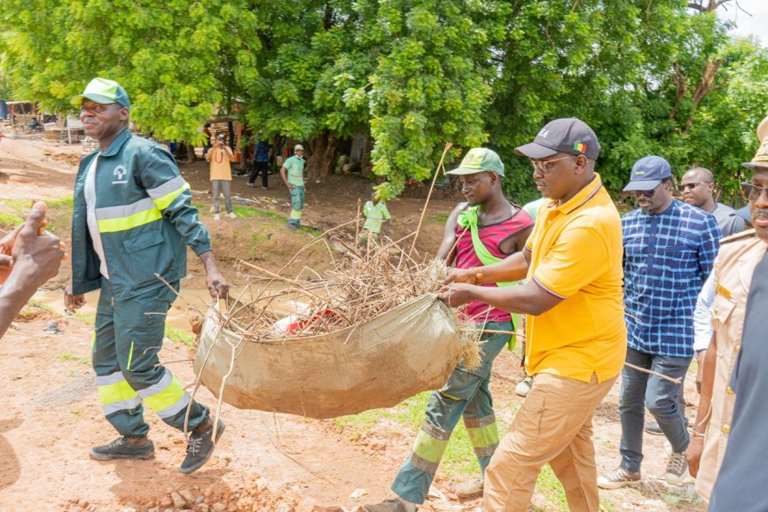 Visite du Ministre de l’Hydraulique et de l’Assainissement plusieurs quartiers suite aux fortes pluies du 16 juillet de Tambacounda